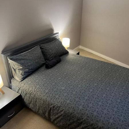 Modern Room Homestay In Apartment With Private Bathroom 克罗伊登 外观 照片