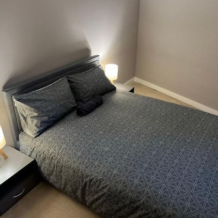 Modern Room In Apartment With Private Bathroom 克罗伊登 外观 照片