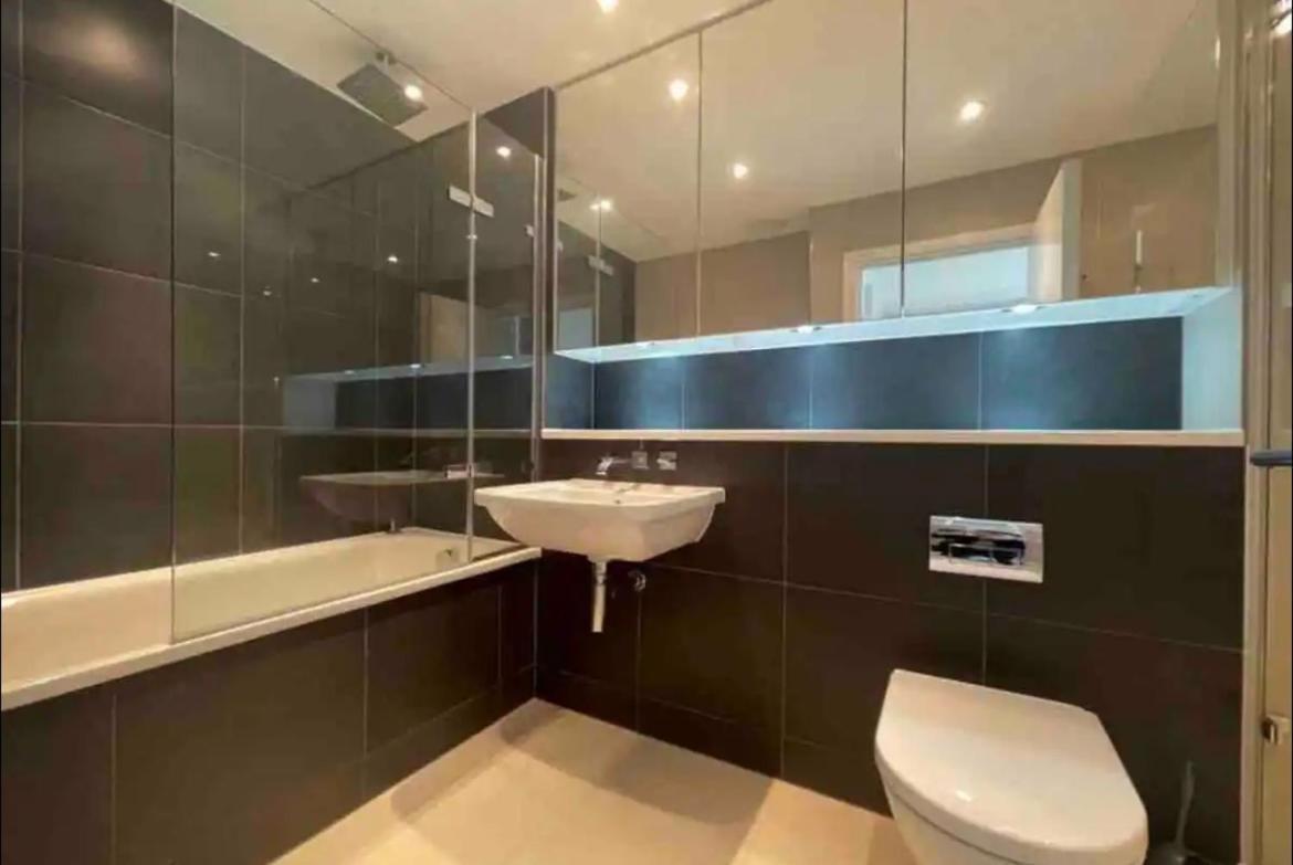 Modern Room Homestay In Apartment With Private Bathroom 克罗伊登 外观 照片