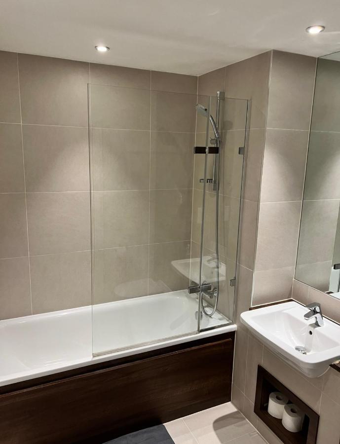 Modern Room Homestay In Apartment With Private Bathroom 克罗伊登 外观 照片